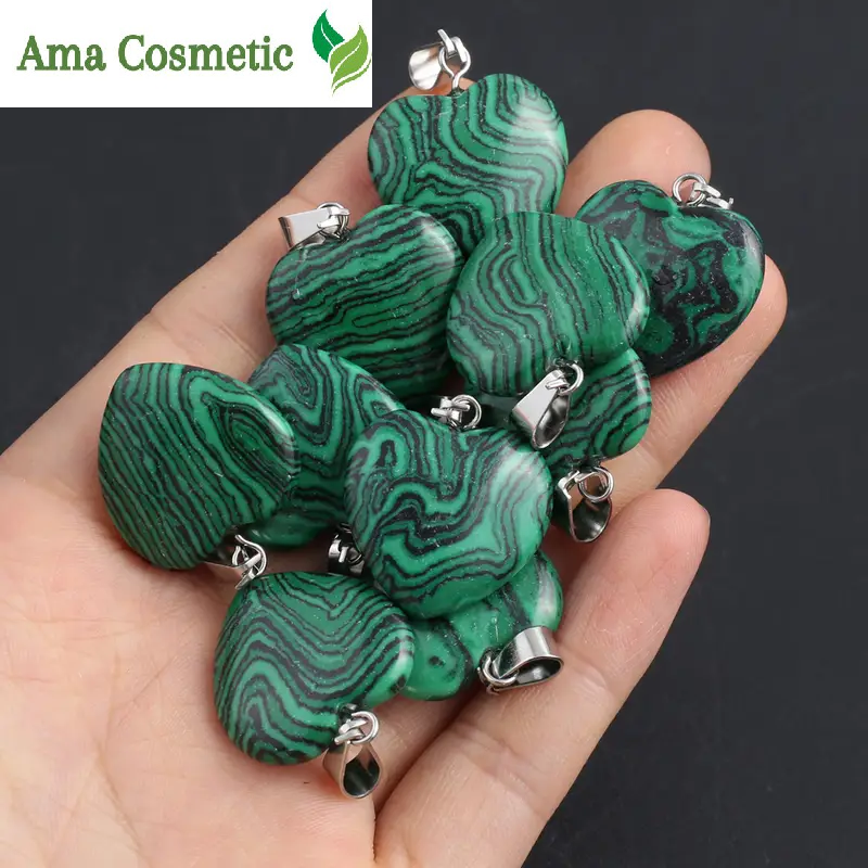 قلادة حجر المالاكيت الطبيعي بشكل قلب – رمز الحماية والطاقة الإيجابية